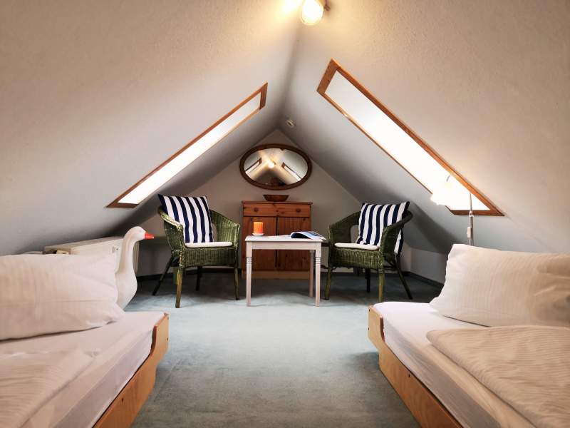 Schlafzimmer mit zwei Betten unter dem Dach